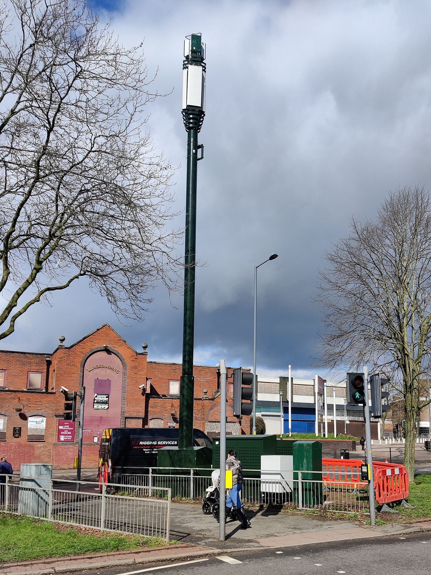 Mesh Networks Keep Disaster Zones Connected | Explained